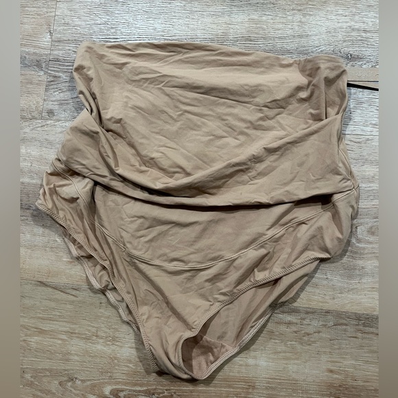 ✨SKIMS FITS EVERYBODY MATERNITY HIGH WAISTED BRIEF OCHRE XXS - Picture 1 of 5